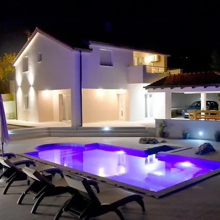 Ctns232 Holiday House With Private Pool